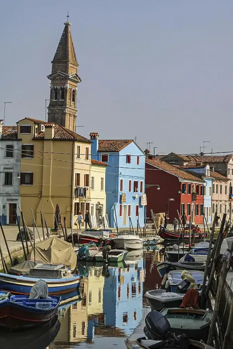 Framed Print : Canal with boats and colourful houses