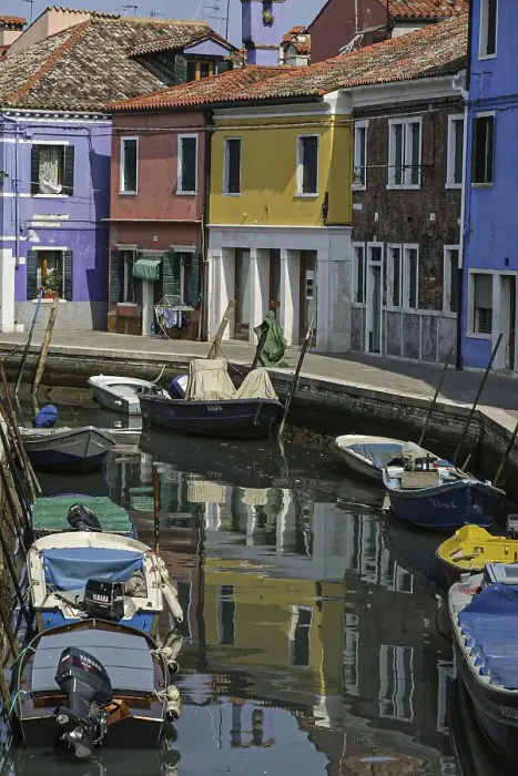 Framed Print : Canal with boats and house facades