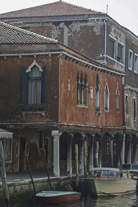 Framed Print : Canal with house facades and supporting pillars