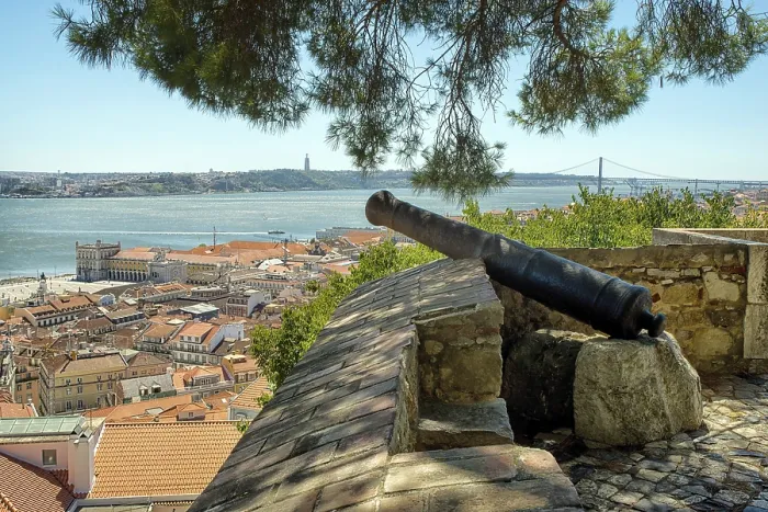 Framed Print : Cannon at Castelo de Sao Jorge, Lisbon, Portugal