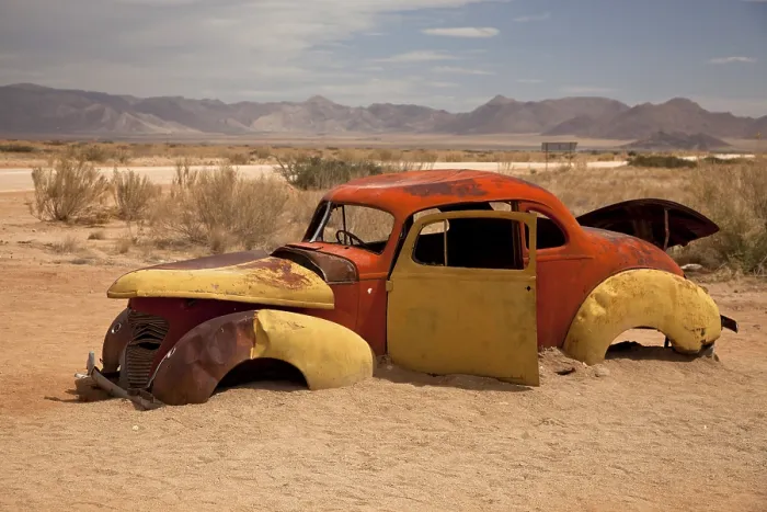 Framed Print : Car wreck in the desert, Solitaire