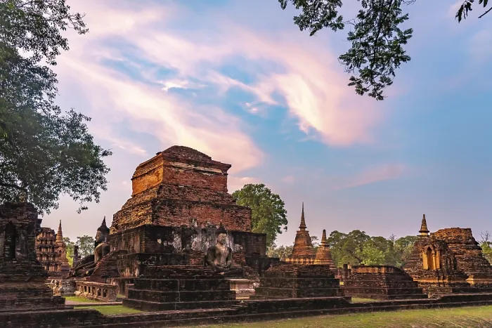 Framed Print : The central Buddhist temple Wat Mahathat at sunset