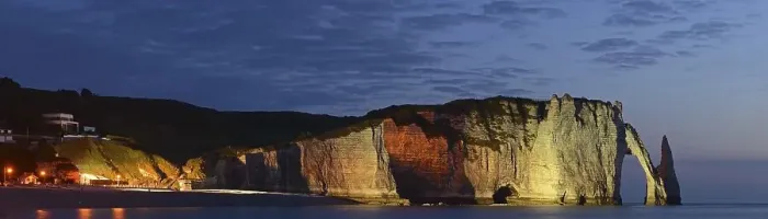 Framed Print : The chalk cliffs of Etretat with the natural arch Porte d'Aval