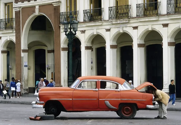 Framed Print : Change of tyres of a US-vintage car