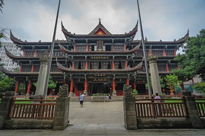 Framed Print : Chengdu, China - July 2019 : Gates to the courtyard in front of an impressive temple in Wenshu Monastery