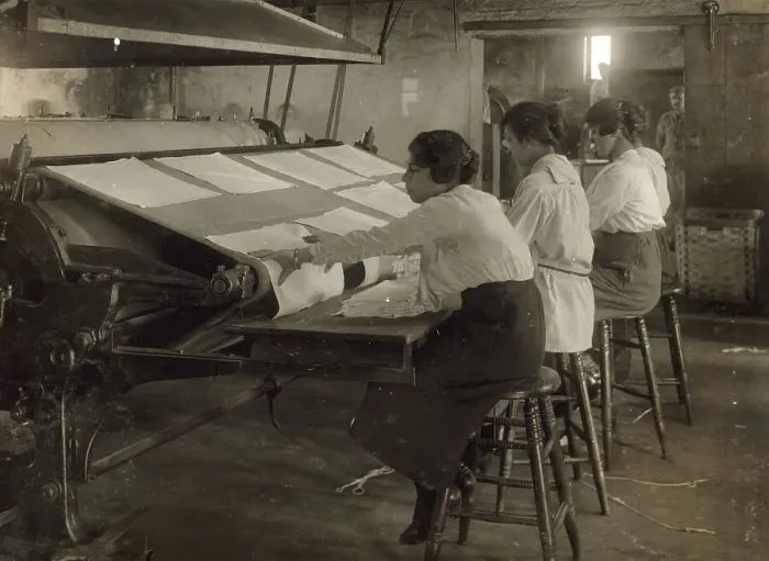 Framed Print : Child labour, girls working the mangle at the Bonanno Laundry Framed Print : Child labour, girls working the mangle at the Bonanno Laundry