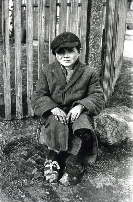 Framed Print : Child without shoes, ca. 1945 / 1946 Framed Print : Child without shoes, ca. 1945 / 1946