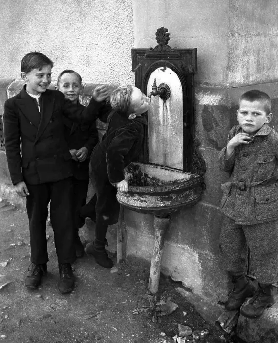 Framed Print : Children drink from Brunnen, ca