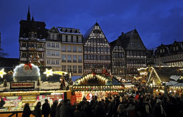 Framed Print : Christmas market, Frankfurter Romer Framed Print : Christmas market, Frankfurter Romer
