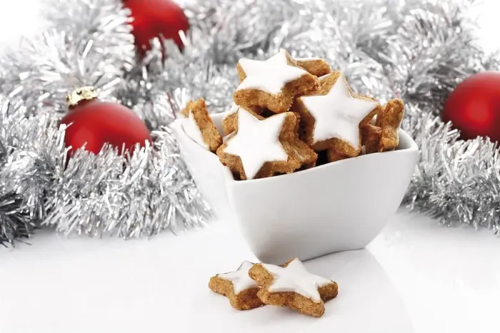Framed Print : Cinnamon flavored star-shaped biscuits in a white bowl