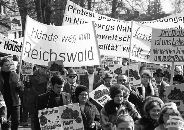 Framed Print : Several hundred citizens from Nuremberg