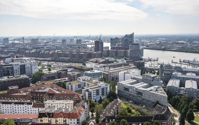 Framed Print : City view, view of the Elbe with Elbphilharmonie Framed Print : City view, view of the Elbe with Elbphilharmonie