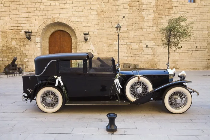 Framed Print : Classic car in front of the Cathedral La Seu at Palma