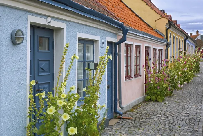 Framed Print : Cobbled street with colourful houses in the picturesque town Simrishamn