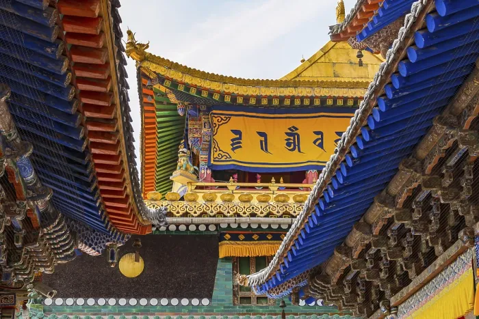 Framed Print : Colorful roofs with beams and ornaments and spectacular decorations at a temple in Kumbum Jampaling Monastery