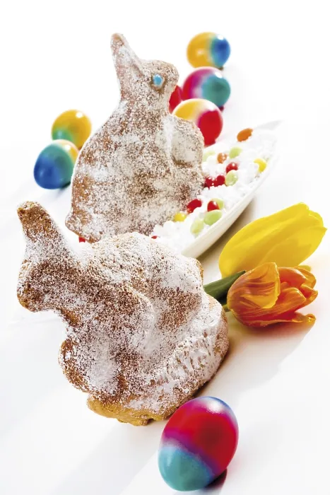 Framed Print : Coloured eggs and Easter bunnies made of sponge cake and covered in icing sugar