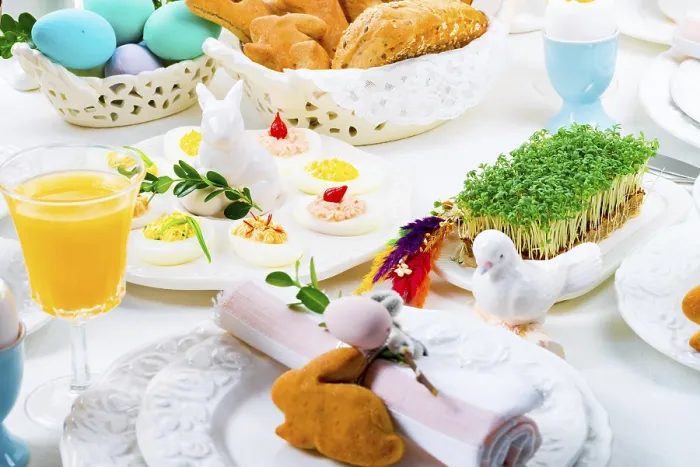 Framed Print : A colourful and festive Easter table decoration