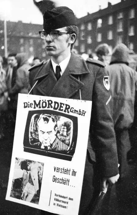 Framed Print : The communist-oriented SDAJ (Socialist Workers Youth of Germany) turned against the US war in 1968 in Hamburg Framed Print : The communist-oriented SDAJ (Socialist Workers Youth of Germany) turned against the US war in 1968 in Hamburg