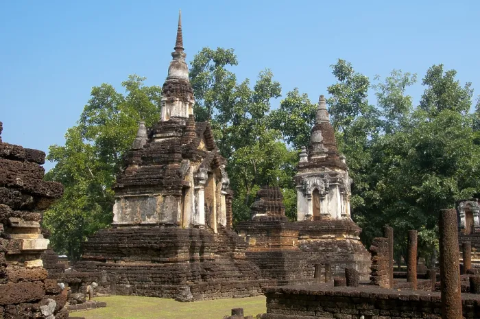 Framed Print : The compound of Wat Chedi Chet Thaew contains a number of subordinate chedis built in a variety of styles including Framed Print : The compound of Wat Chedi Chet Thaew contains a number of subordinate chedis built in a variety of styles including