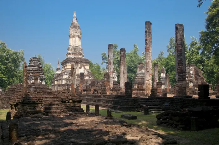 Framed Print : The compound of Wat Chedi Chet Thaew contains a number of subordinate chedis built in a variety of styles including