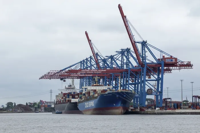 Framed Print : Container ships and container gantry cranes under grey skies on the Elbe at the Tollerort container terminal