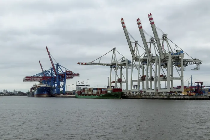 Framed Print : Container ships and container gantry cranes under grey skies on the Elbe at the Tollerort container terminal