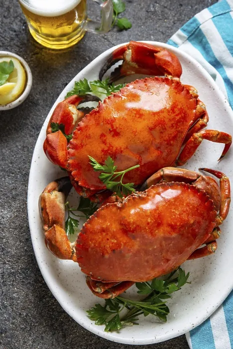 Framed Print : Whole cooked crabs on white plate with lemon and beer Framed Print : Whole cooked crabs on white plate with lemon and beer
