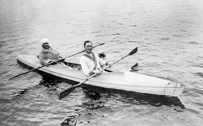 Framed Print : Couple in a kayak, 1920s, Wannsee