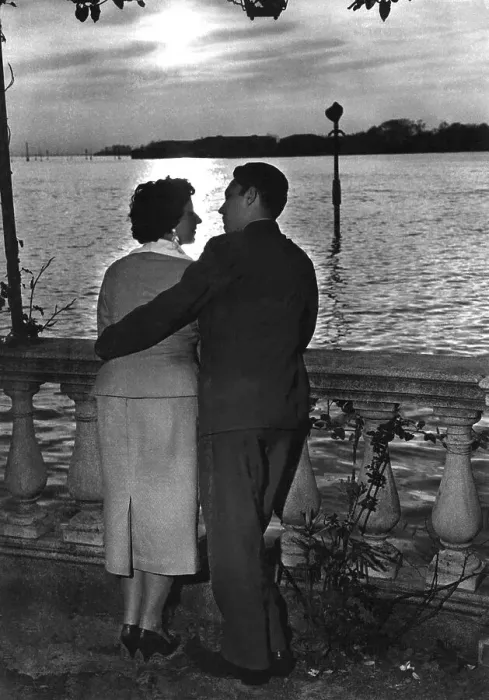 Framed Print : Couple in love at sunset by the sea