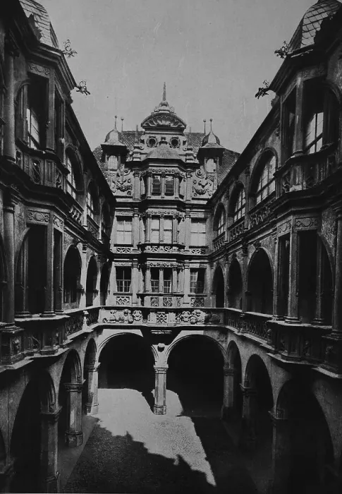 Framed Print : Court of the Pellerhaus house in Nuremberg Framed Print : Court of the Pellerhaus house in Nuremberg