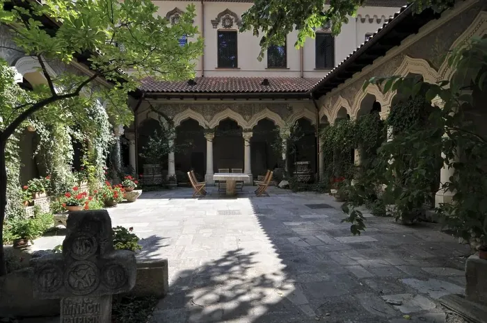 Framed Print : Courtyard, Stavropoleos Church