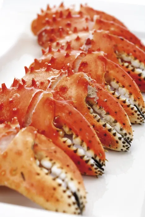 Framed Print : Crab pincers on a plate