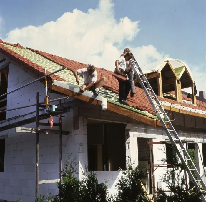 Framed Print : Craftsmen, here on 11.8.1992 in Iserlohn covering the roof and other finishing stages of the shell
