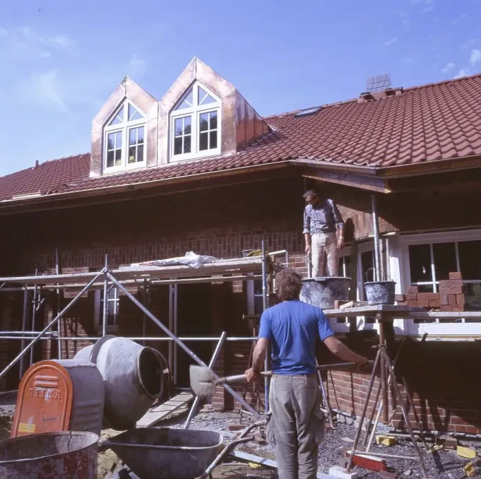 Framed Print : Craftsmen, here on 11.8.1992 in Iserlohn covering the roof and other finishing stages of the shell