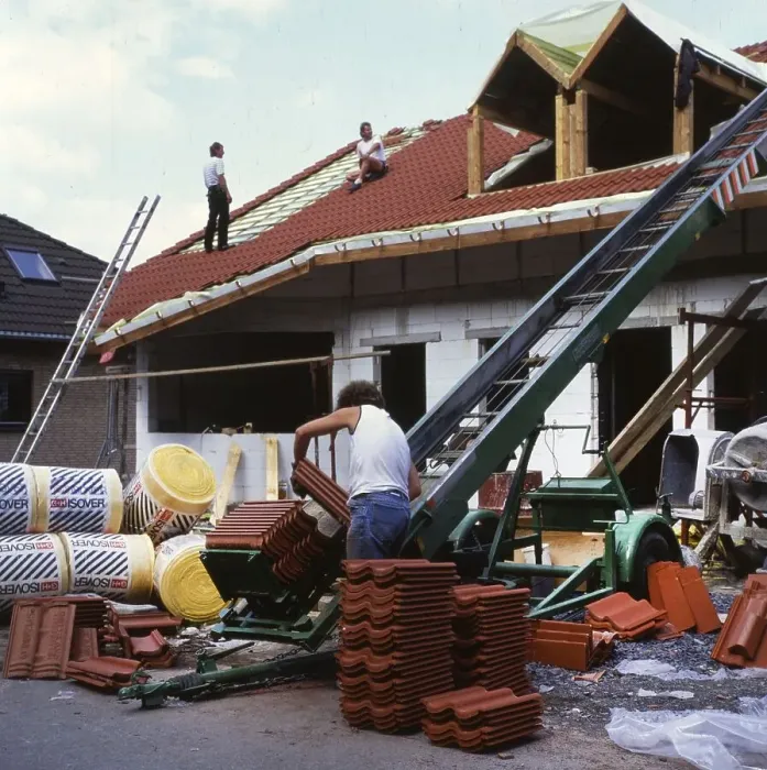 Framed Print : Craftsmen, here on 11.8.1992 in Iserlohn covering the roof and other finishing stages of the shell