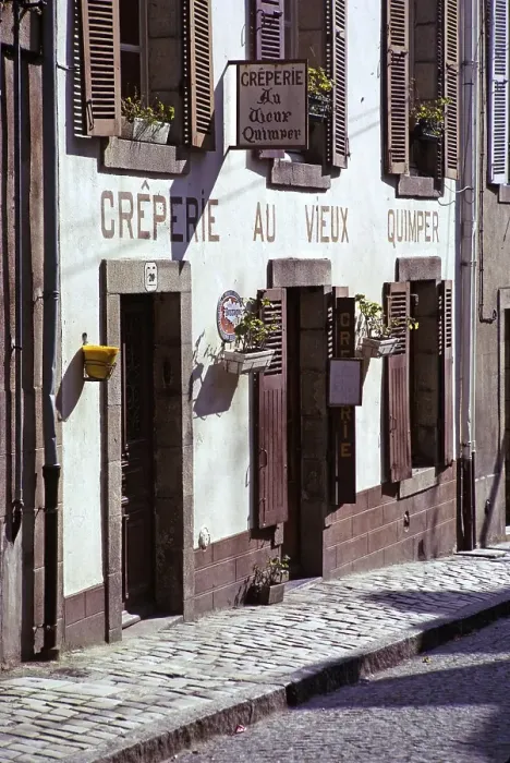 Framed Print : Creperie au Vieux Quimper, Quimper, Bretagne, Frankreich im Jahr 1974 Framed Print : Creperie au Vieux Quimper, Quimper, Bretagne, Frankreich im Jahr 1974