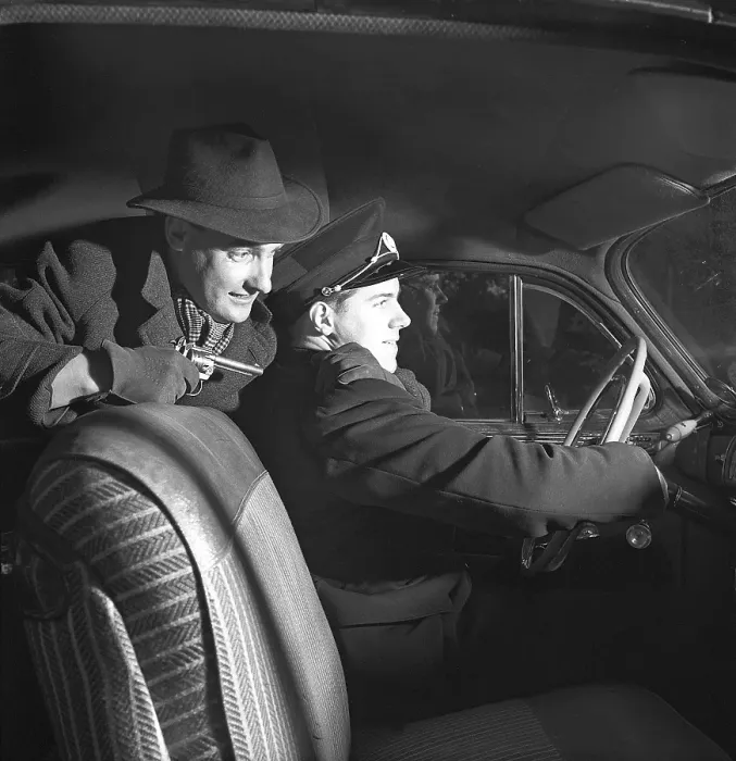 Framed Print : Crime in the 1950s. An arranged scene where a man holds a taxidriver under gun threat Framed Print : Crime in the 1950s. An arranged scene where a man holds a taxidriver under gun threat