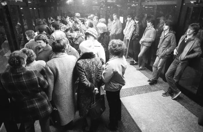 Framed Print : Crowd at the Dortmund Labour Office in the early hours of December 1981