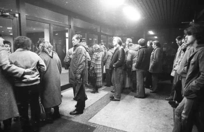 Framed Print : Crowd at the Dortmund Labour Office in the early hours of December 1981