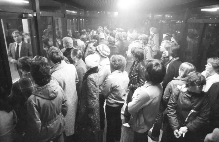 Framed Print : Crowd at the Dortmund Labour Office in the early hours of December 1981