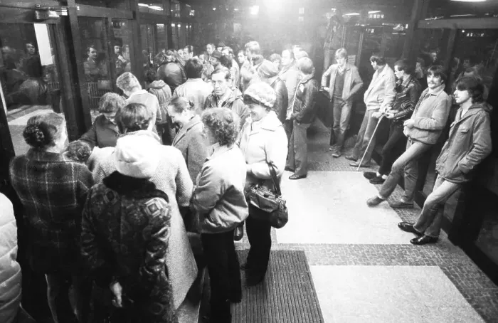 Framed Print : Crowd at the Dortmund Labour Office in the early hours of December 1981