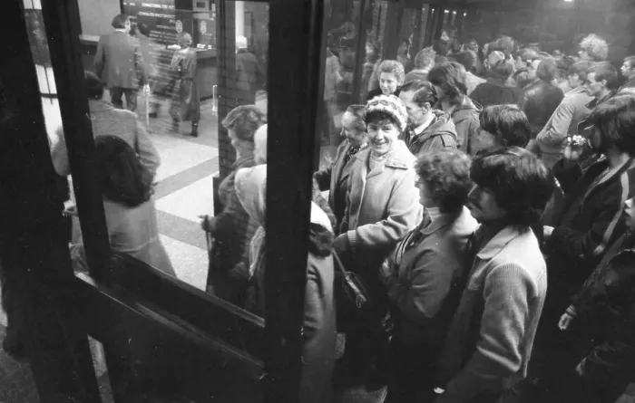 Framed Print : Crowd at the Dortmund Labour Office in the early hours of December 1981