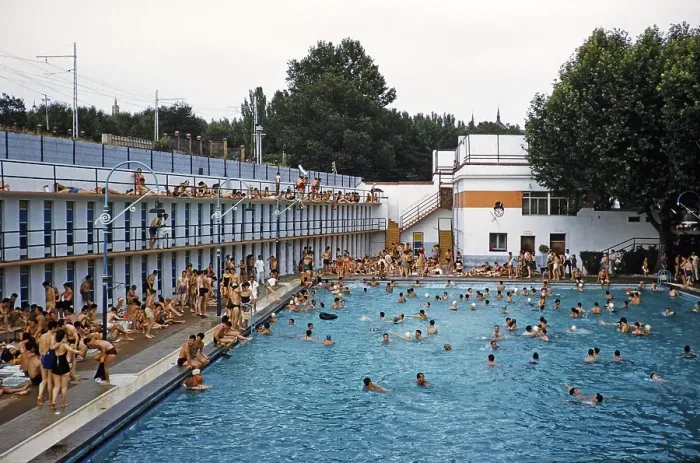 Framed Print : Crowded outdoor swimming pool, Madrid, Spain 1959