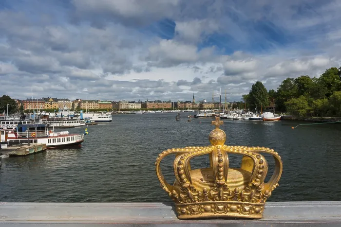 Framed Print : The crown of Sweden on a bridge Framed Print : The crown of Sweden on a bridge