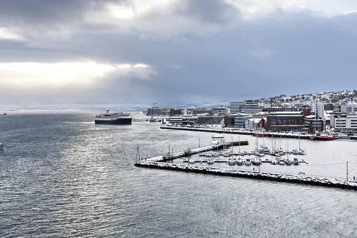 Framed Print : The cruise ship Havila Pollux enters the harbour of Tromso in the evening Framed Print : The cruise ship Havila Pollux enters the harbour of Tromso in the evening