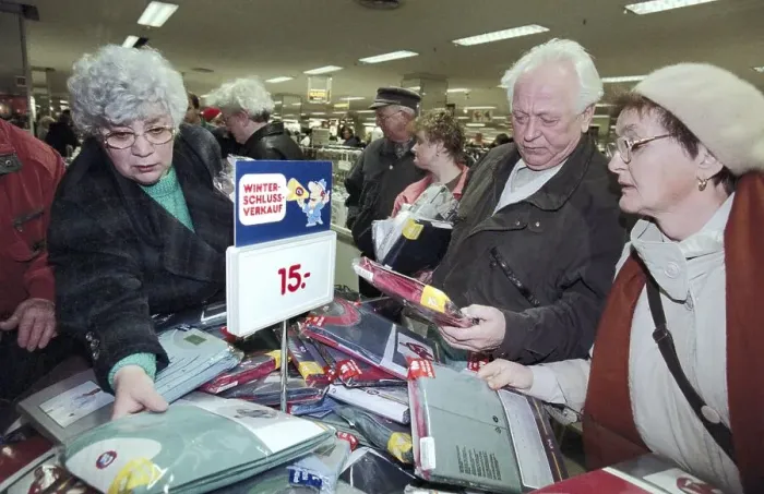 Framed Print : Customers at the winter sales at C&A in Leipzig on 27 January 1997