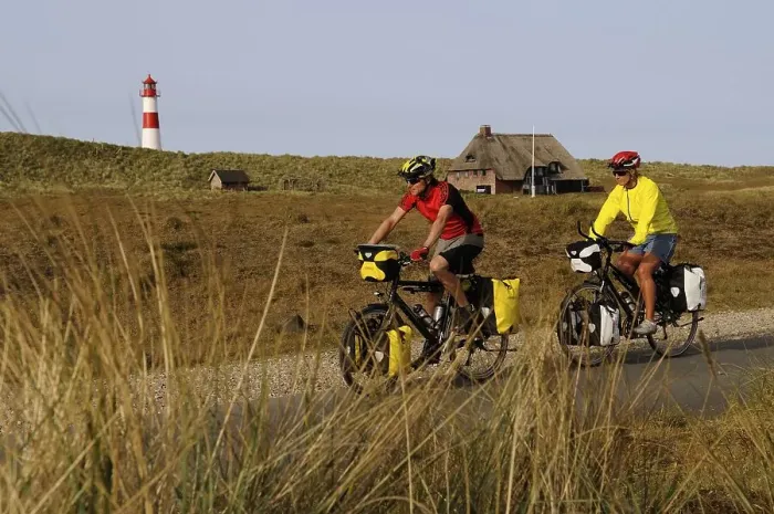 Framed Print : Cyclists in front of the Ostellenbogen Lighthouse