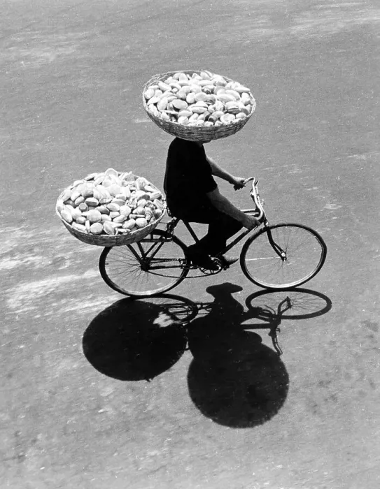 Framed Print : Cyclists transport buns, Mexico City