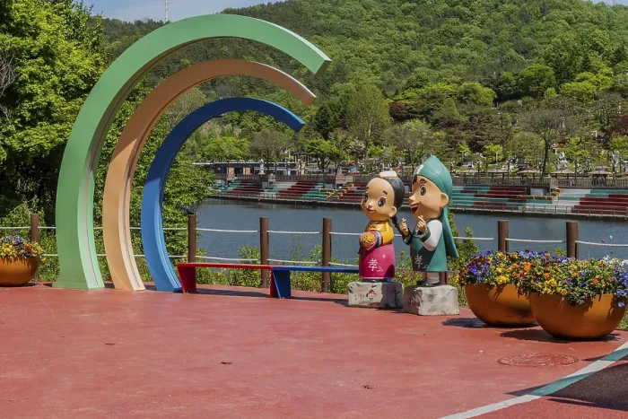 Framed Print : Daejeon, South Korea. May 7, 2020: Sculpture of Korean man and woman wearing traditional hanbok at Ppuri Ancestral park