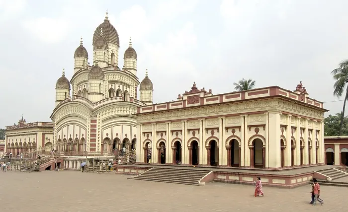 Framed Print : Dakshineshwar Kali Temple classic bengali hut style built in 1847 surrounded by twelve Shiva temples